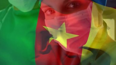 Hastanede yüz maskesi takan kadın cerraha karşı kamerun bayrağının dijital kompozisyonu. Sağlık ve Tıp Konsepti.