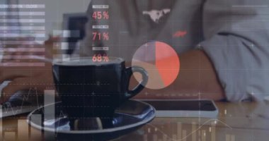 Dizüstü bilgisayarla insan üzerinde istatistik ve veri işleme animasyonu. küresel iş, dijital arayüz ve teknoloji konsepti dijital olarak oluşturulmuş video