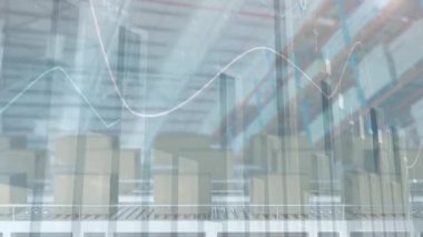 Depodaki taşıma bantlarındaki kutuların üzerinden finansal veri işleme animasyonu. küresel sevkiyat, dağıtım ve bağlantılar konsepti dijital olarak oluşturulmuş video.