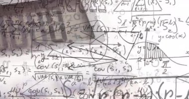 Beyaz zemin üzerinde hareket eden matematiksel denklemlerin animasyonu. okul, eğitim ve öğrenim konsepti dijital olarak oluşturulmuş video.
