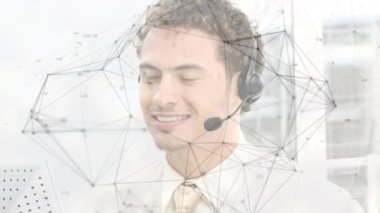 Ofiste kulaklığı olan bir iş adamı üzerindeki bağlantı ağının animasyonu. küresel iş, bağlantılar, veri işleme ve teknoloji konsepti dijital olarak oluşturulmuş video.