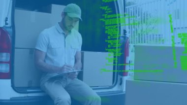 Minibüste oturan beyaz bir teslimatçının portresine karşı veri işleme. lojistik ve ulaşım sektörü kavramı