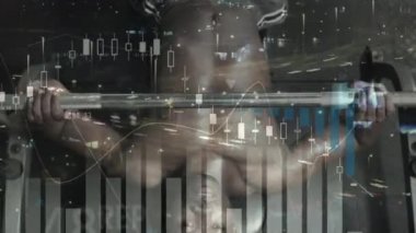 Güçlü bir adamın spor aletleriyle egzersiz yapması üzerine veri işleme animasyonu. spor, fitness ve veri işleme kavramı dijital olarak oluşturulmuş video.