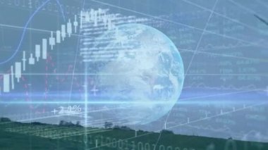 Rüzgar türbini üzerinde finansal veri işleme animasyonu. küresel çevre, yeşil enerji, iş, bağlantılar, dijital arayüz ve teknoloji konsepti dijital olarak oluşturulmuş video.