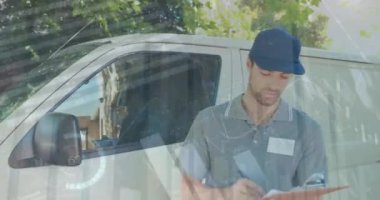 İstatistiksel veri işleme, beyaz bir teslimatçının portresiyle karşılaştırıldığında pano gülümsüyor. lojistik ve ulaşım sektörü kavramı