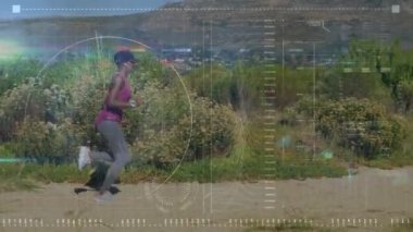 Dijital ekran animasyonu ve uygun bir kadının koşması üzerine veri işleme. global spor, fitness ve veri işleme konsepti dijital olarak oluşturulmuş video.