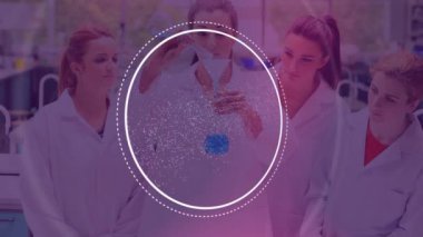 Laboratuvarda bilim adamları üzerinde dönen DNA iplikçiklerinin animasyonu. Bilim ve araştırma konsepti dijital olarak oluşturulmuş video.
