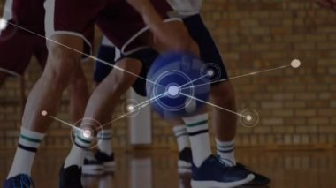 Spor salonundaki basketbol oyuncuları üzerinden bağlantı ağının animasyonu. global spor, fitness ve veri işleme konsepti dijital olarak oluşturulmuş video.