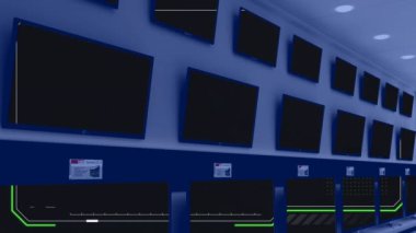 Elektronik mağazasının içinde senkronize video birden fazla televizyon ekranında oynuyor. elektronik ve perakende ticaret teknolojisi kavramı