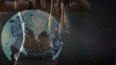 Afro-amerikan formda bir kadının saçlarını savurmasına karşı ışık izleri var. Spor, spor ve teknoloji konsepti