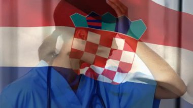 Hastanedeki Afrika kökenli Amerikalı kadın sağlık çalışanlarına karşı Hırvatistan bayrağı sallıyor. Sağlık ve Tıp Konsepti.