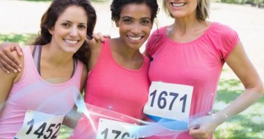 Çeşitli gülümseyen kadınlar grubu üzerinde pembe kurdele logosu ve mavi dalga. Göğüs kanseri pozitif farkındalık kampanyası konsepti dijital olarak üretildi.