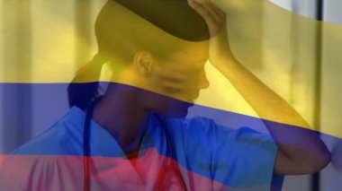 Hastanede stresli Afro-Amerikan kadın sağlık çalışanlarına karşı sallanan Kolombiya bayrağı. Sağlık ve Tıp Konsepti.