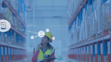 Depoda panoya yazı yazan kadın üzerindeki simgelerle bağlantı ağının animasyonu. küresel sevkiyat, dağıtım ve bağlantılar konsepti dijital olarak oluşturulmuş video.