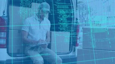 Minibüste oturan beyaz teslimatçı hakkında veri işleme yapılıyor. lojistik ve ulaşım sektörü kavramı