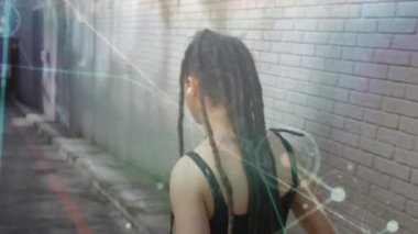 Sokakta koşan Afro-Amerikan fit bir kadına karşı parlayan bir bağlantı ağı. Spor, spor ve teknoloji konsepti