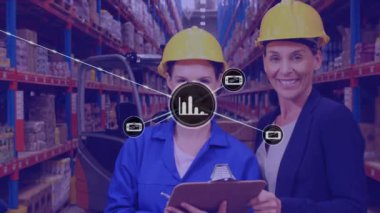 Dijital ikonlar ağı, depoda gülümseyen kadın yöneticinin ve işçinin portresine karşı. lojistik ve ulaşım sektörü kavramı