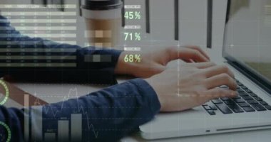 Dizüstü bilgisayarla insan üzerinde istatistik ve veri işleme animasyonu. küresel iş, dijital arayüz ve teknoloji konsepti dijital olarak oluşturulmuş video