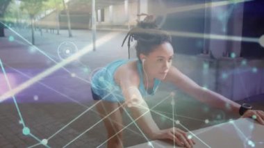 Parkta esneme egzersizi yapan Afrikalı Amerikalı kadınlara karşı bağlantılar. Spor, spor ve teknoloji konsepti