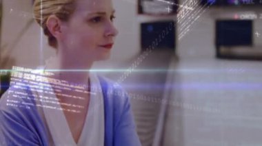 Havalimanında oturan beyaz iş kadınına karşı dönen dünya üzerinde borsa verileri işleniyor. küresel ekonomi ve iş teknolojisi kavramı