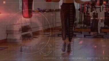 Kafkas kadın boksör atlama halatlarına karşı veri işleme ile dijital arayüz. Spor, spor ve teknoloji konsepti