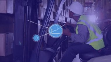 Depoda forklift kullanan Afrikalı Amerikalı erkek işçilere karşı dijital ikonlar ağı. lojistik ve ulaşım sektörü kavramı