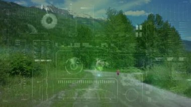 Dijital ekran animasyonu ve uygun bir kadının koşması üzerine veri işleme. global spor, fitness ve veri işleme konsepti dijital olarak oluşturulmuş video.