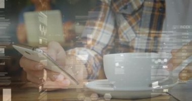 Akıllı telefon kullanan adamın istatistik ve veri işleme animasyonu. küresel iş, dijital arayüz ve teknoloji konsepti dijital olarak oluşturulmuş video.