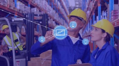 Kafkas erkek denetçisi ve depodaki stokları kontrol eden kadın çalışan üzerinde dijital ikonlar ağı. lojistik ve ulaşım sektörü kavramı