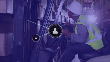 Afro-Amerikan erkek işçilere karşı profil ikonları ağı depoda forklift kullanıyor. lojistik ve ulaşım sektörü kavramı