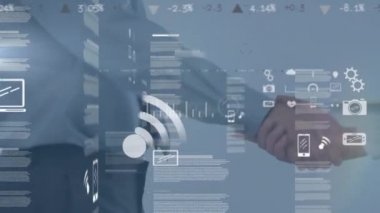 İki iş adamının orta kesiminde veri işleme ile dijital arayüz el sıkışıyor. iş ortaklığı ve teknoloji kavramı