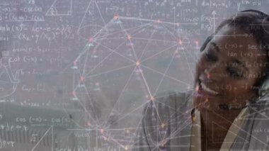 Ofiste kulaklığı olan bir iş kadını üzerinden bağlantı ağının animasyonu. küresel iş, bağlantılar, veri işleme ve teknoloji konsepti dijital olarak oluşturulmuş video.
