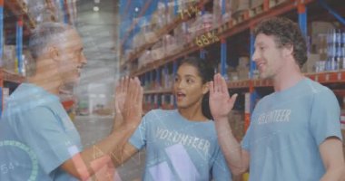 Depoda çalışan güler yüzlü gönüllülerin istatistik ve veri işleme animasyonları. küresel veri işleme, gönderme, dağıtım ve bağlantılar konsepti dijital olarak oluşturulmuş video.