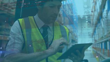 Depoda dijital tablet kullanan beyaz erkek yöneticiye karşı veri işleme. lojistik ve ulaşım sektörü kavramı