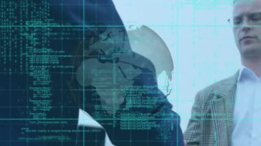 Havalimanı pistinde el sıkışan iki iş adamının orta kısmında dönen küre ve veri işleme. iş seyahati ve teknoloji kavramı