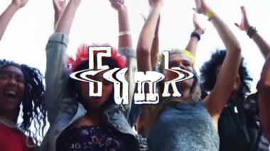 Alkışlama ve zıplama üzerine funk metin animasyonu. Sosyal medya ve iletişim konsepti dijital olarak oluşturulmuş video.