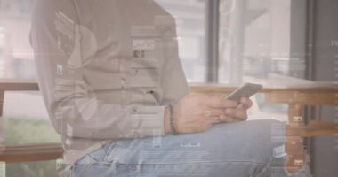Akıllı telefon kullanan adamın istatistik ve veri işleme animasyonu. küresel iş, dijital arayüz ve teknoloji konsepti dijital olarak oluşturulmuş video.