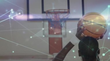 Spor salonundaki basketbol maçında bağlantı ağının animasyonu. global spor, fitness ve veri işleme konsepti dijital olarak oluşturulmuş video.
