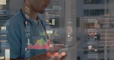 Erkek doktorla ilgili istatistik ve veri işleme animasyonu. küresel tıp, sağlık hizmetleri, dijital arayüz ve teknoloji konsepti dijital olarak oluşturulmuş video.