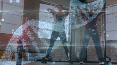 Spor salonunda kettlebell 'le çalışan melez bir çifte karşı tıbbi veri işleme. Spor ve spor teknolojisi kavramı