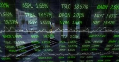 Modern bina üzerinde finansal veri işleme animasyonu. küresel finansman, iş ve veri işleme kavramı dijital olarak oluşturulmuş video.