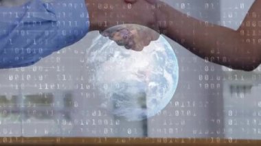 İş adamı ve iş kadınının orta kesimine karşı ikili kodlama veri işlemesi. küresel ekonomi ve iş ortaklığı kavramı