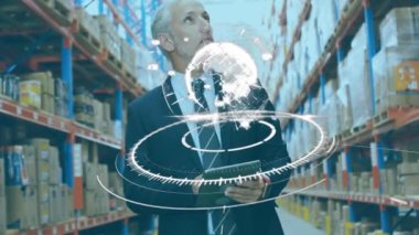 Depoda tablet kullanan adamı tarama ve küreyi tarama animasyonu. küresel sevkiyat, dağıtım ve bağlantılar konsepti dijital olarak oluşturulmuş video.