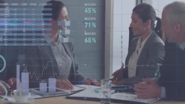 Ofiste tokalaşan iki iş kadını hakkında istatistiksel veri işleme. iş ortaklığı ve teknoloji kavramı