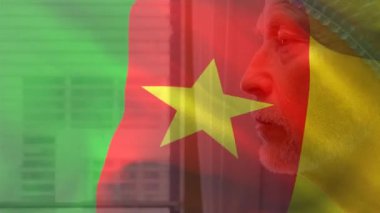 Kamerun bayrağı, hastanenin penceresinden dışarı bakan beyaz erkek kıdemli cerraha karşı sallanıyor. Sağlık ve Tıp Konsepti.