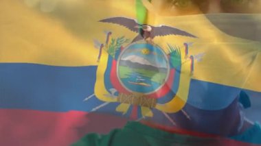 Ekvador bayrağı hastanede yüz maskesi takan beyaz kadın cerraha karşı sallanıyor. Sağlık ve Tıp Konsepti.