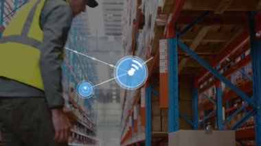 Depoda kutu taşıyan beyaz erkek işçilere karşı dijital ikonlar ağı. lojistik ve ulaşım sektörü kavramı