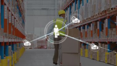 Dijital simgelerin oluşturduğu ağ, depoda palet çeken kıdemli erkek işçilere karşı. lojistik ve ulaşım sektörü kavramı