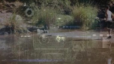 Dijital ekran animasyonu ve uygun bir kadının koşması üzerine veri işleme. global spor, fitness ve veri işleme konsepti dijital olarak oluşturulmuş video.
