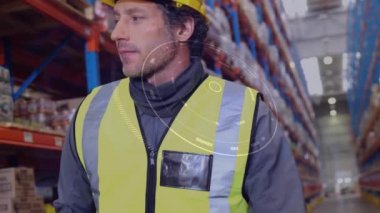 Depoda çalışan kadın ve erkeği tarama animasyonu. küresel sevkiyat, dağıtım ve bağlantılar konsepti dijital olarak oluşturulmuş video.